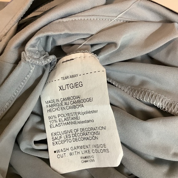 Under Armour Size XL Women's Light Gray Racer Back Tank Top. New With Tags - Picture 3 of 7